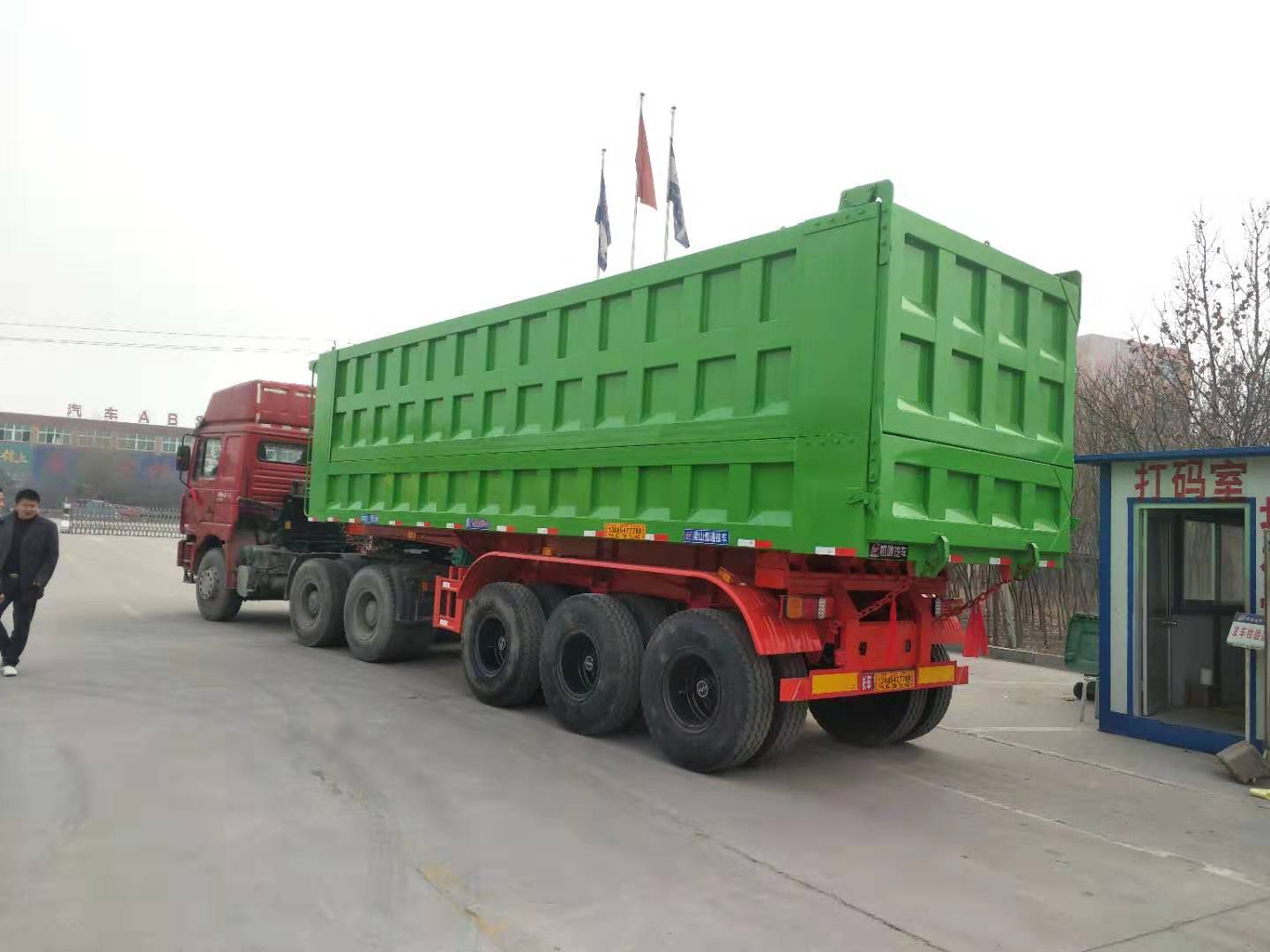 后翻自卸車